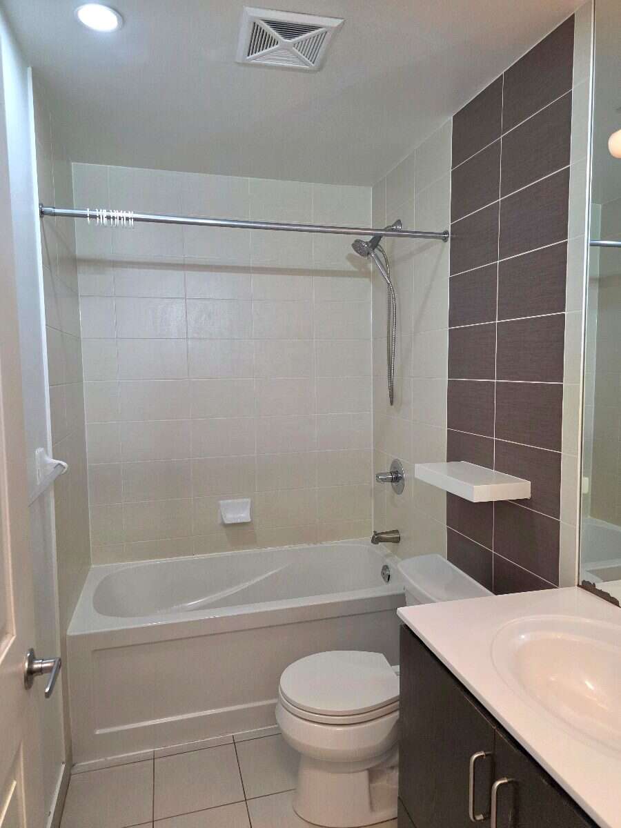 Bright 1 Bedrooom with Toronto Skyline/Lake View!