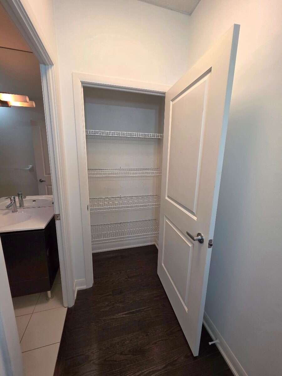 Bright 1 Bedrooom with Toronto Skyline/Lake View!