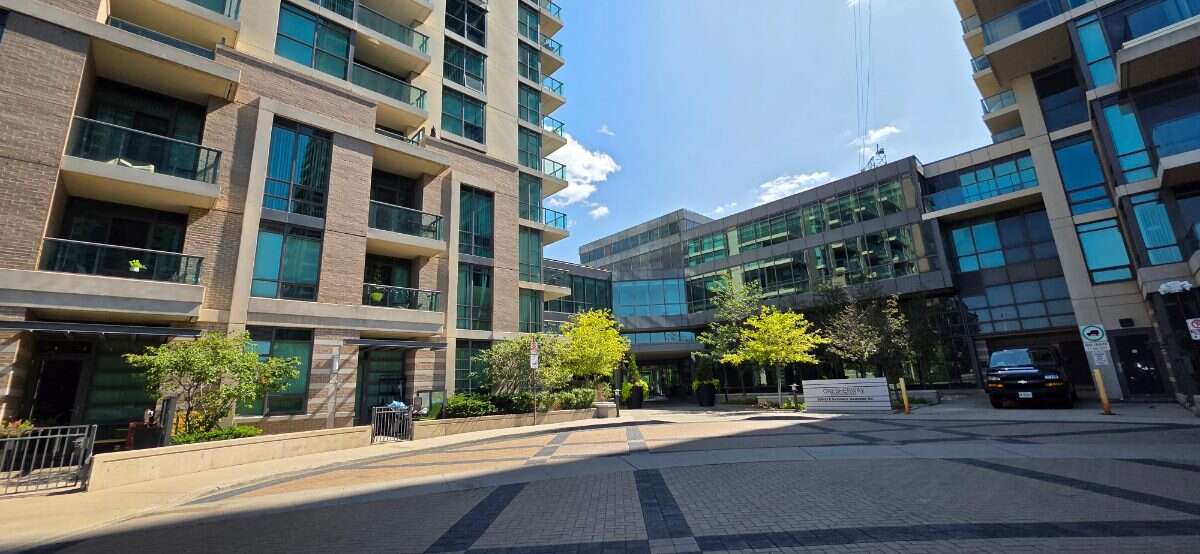 Bright 1 Bedrooom with Toronto Skyline/Lake View!