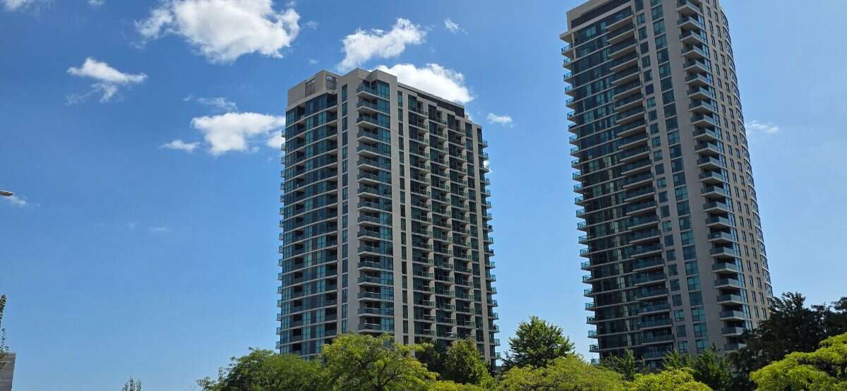 Bright 1 Bedrooom with Toronto Skyline/Lake View!