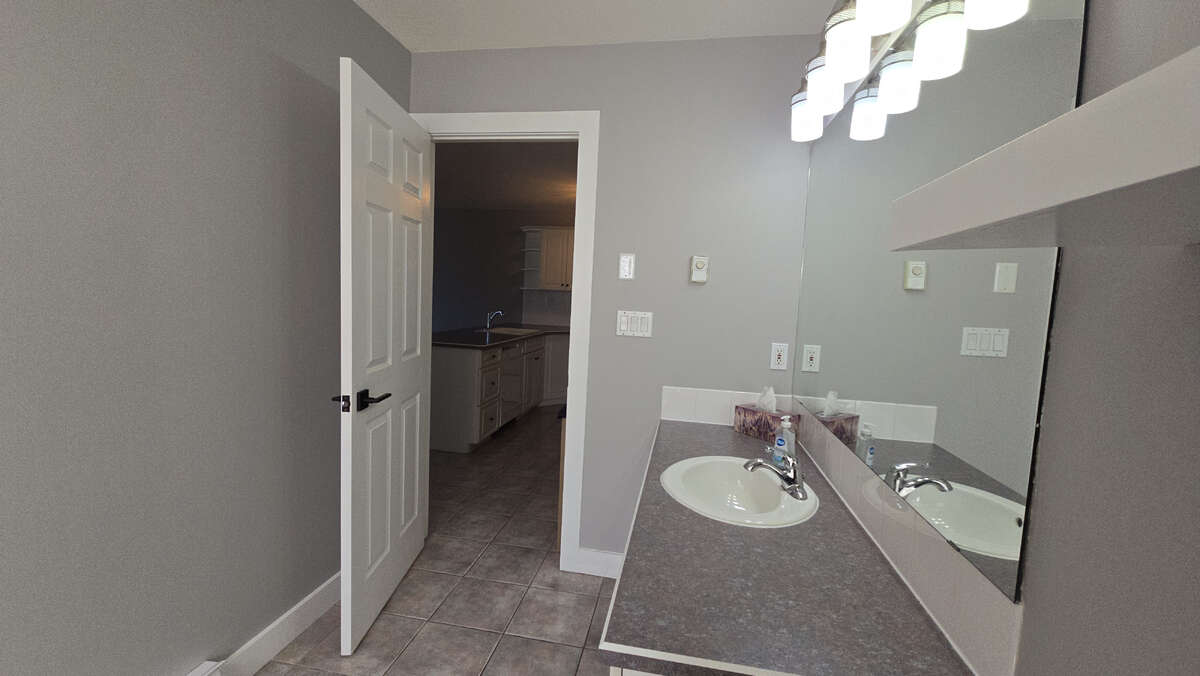 Entrance Bathroom to Kitchen