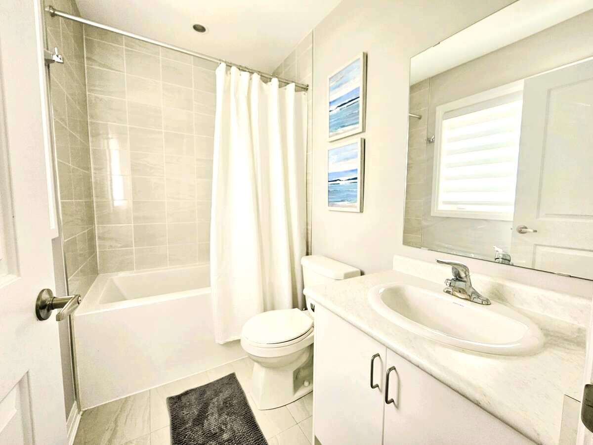 Master's Ensuite Bathroom