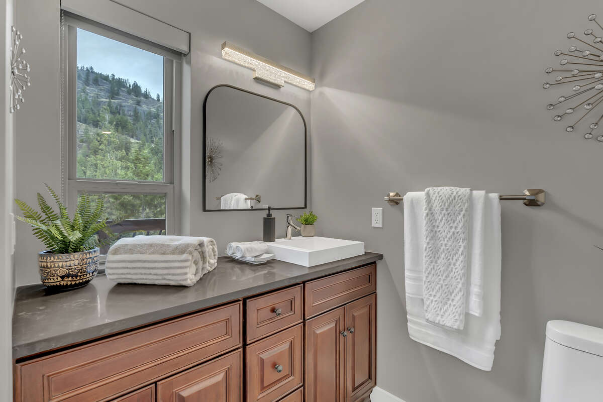 Main Floor Primary Suite 4 Pce Ensuite