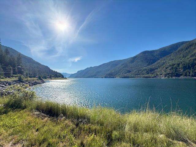 LIVE WHERE THE LAKE BECOMES YOUR BACKYARD