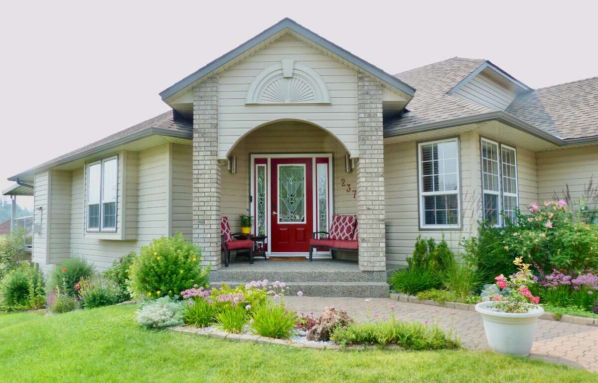 Beautiful home in Aberdeen Golf Course community 