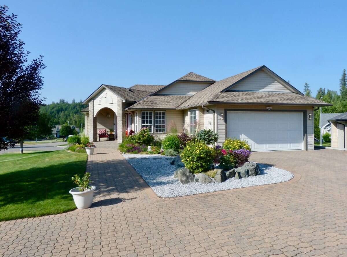 Beautiful home in Aberdeen Golf Course community 