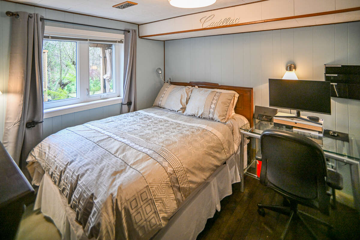 Bright lower level bedrooms. (queen bed)