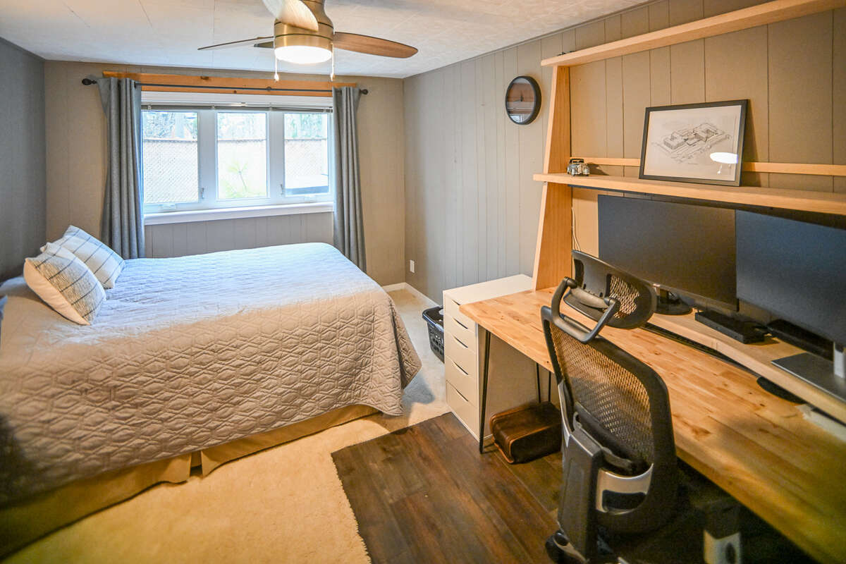 Bright lower level bedrooms (queen bed)