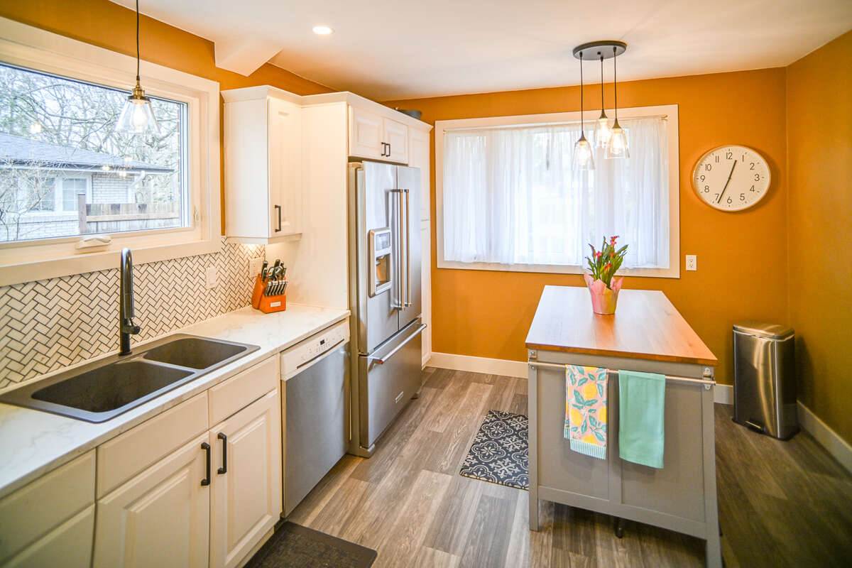 Eat-in kitchen a possibility.