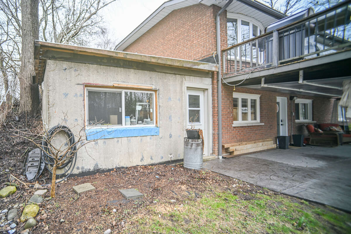 Many possibilities for this concrete 'extra room.' (shown on left)