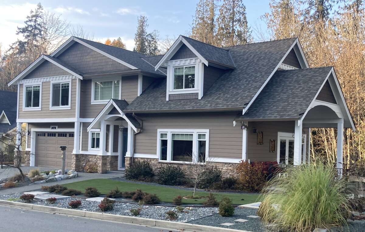 House / Bi-Level / Home with Registered Suite For Sale in Duncan, BC - 4 bed, 3.5 bath