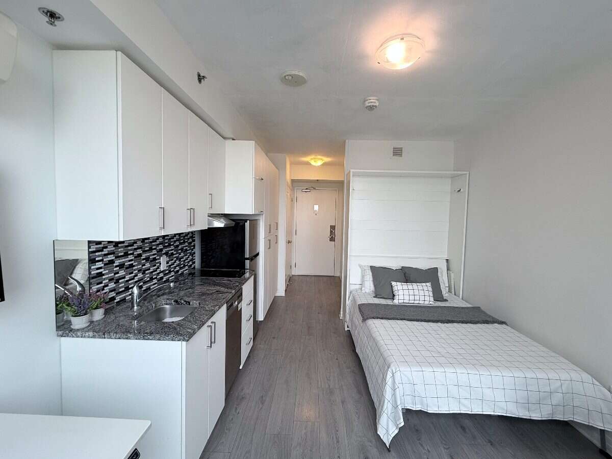 Well-maintained, fully furnished studio in Oshawa
