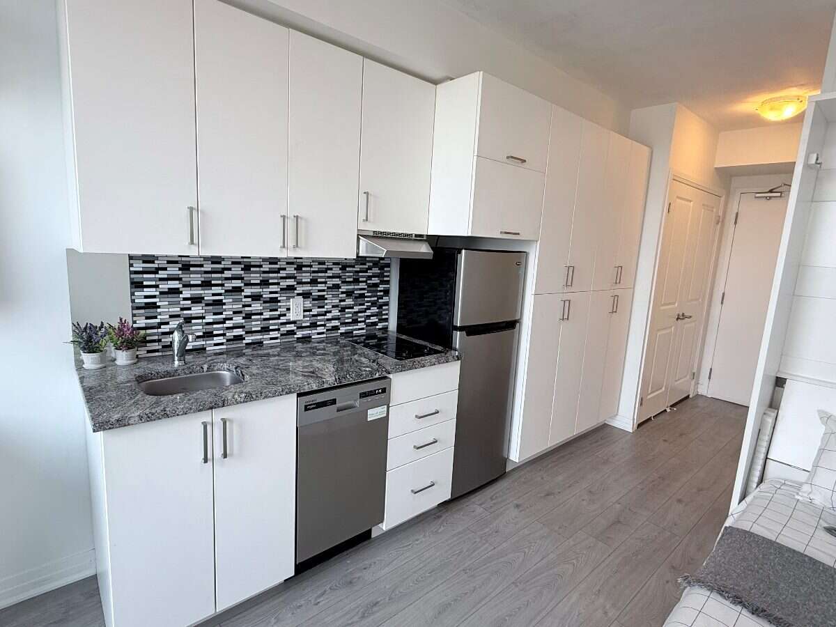Well-maintained, fully furnished studio in Oshawa