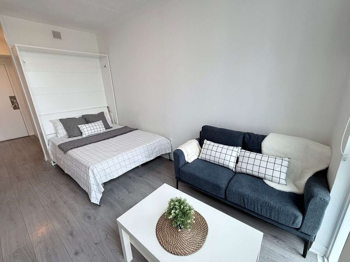 Well-maintained, fully furnished studio in Oshawa