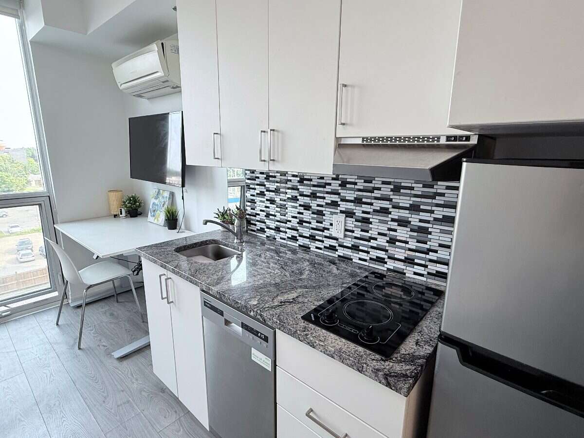 Well-maintained, fully furnished studio in Oshawa