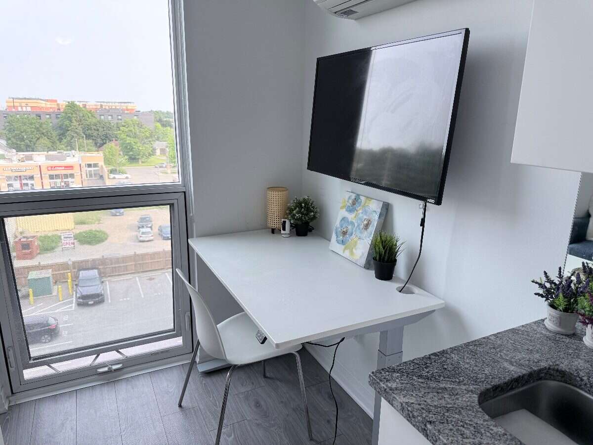 Well-maintained, fully furnished studio in Oshawa