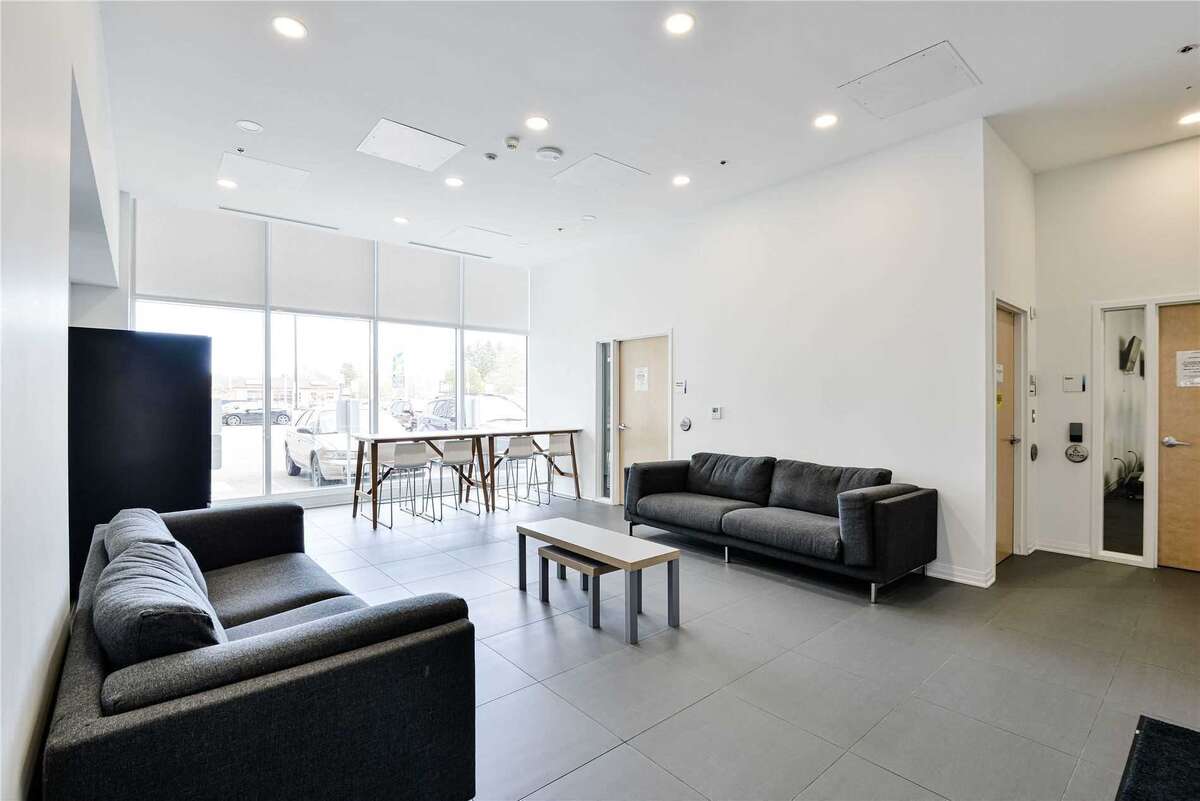 Well-maintained, fully furnished studio in Oshawa