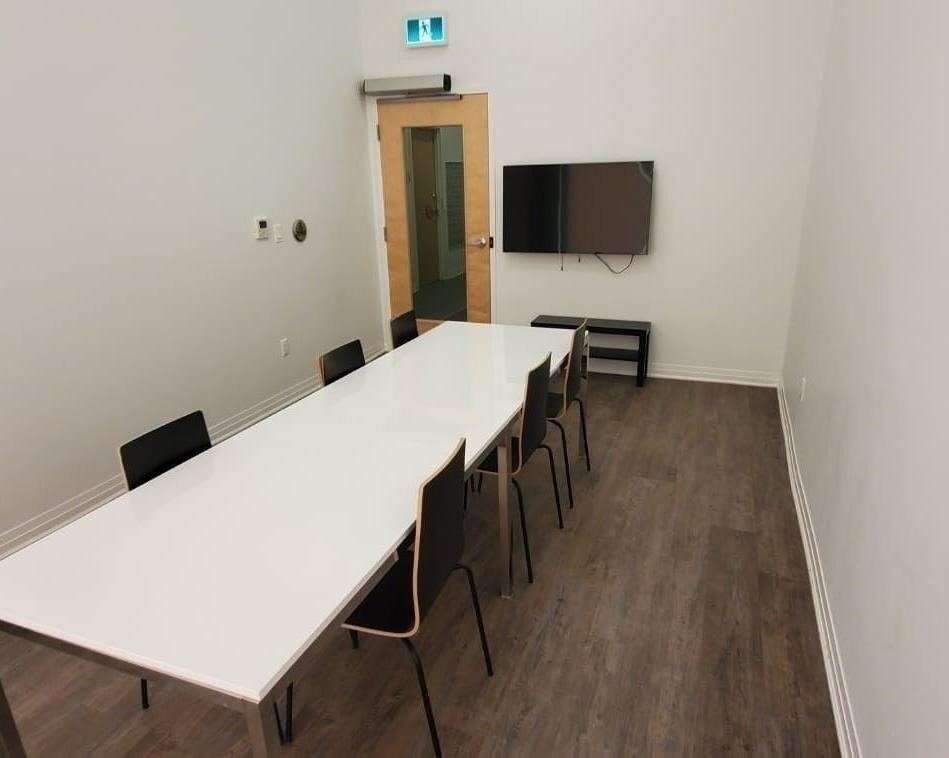 Well-maintained, fully furnished studio in Oshawa