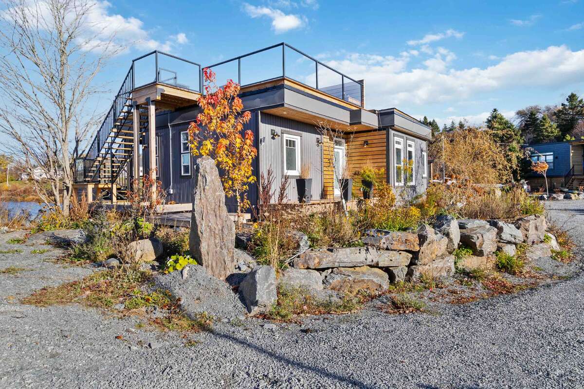 Cottage / Bungalow / Condo / House / Waterfront Property For Sale in Lunenburg, Nova Scotia - 1 bdrm, 2 bath (3, 693 Mason Beach Rd)