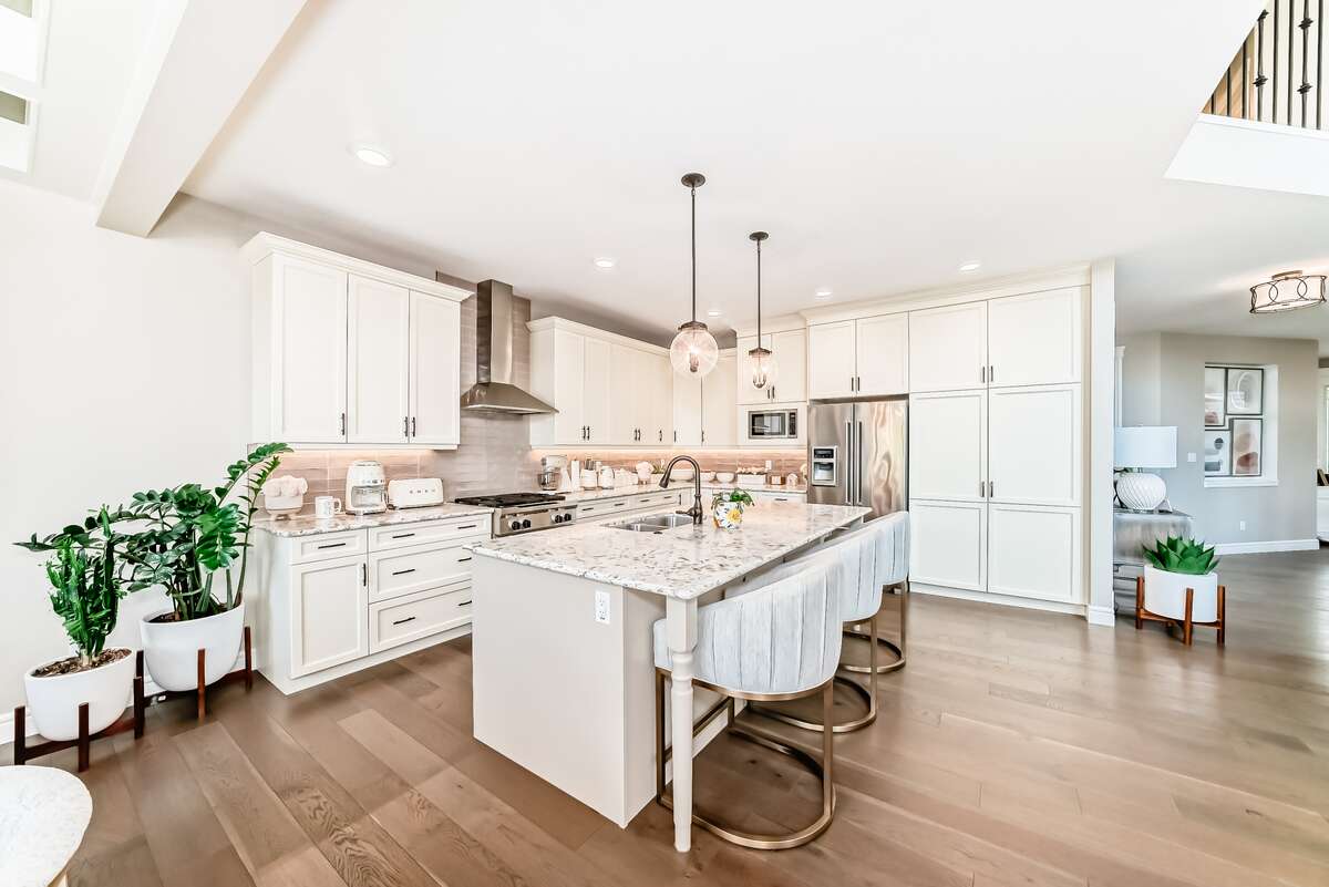 4 Bedroom 3.5 Bath, Walkout in Summerside Lake