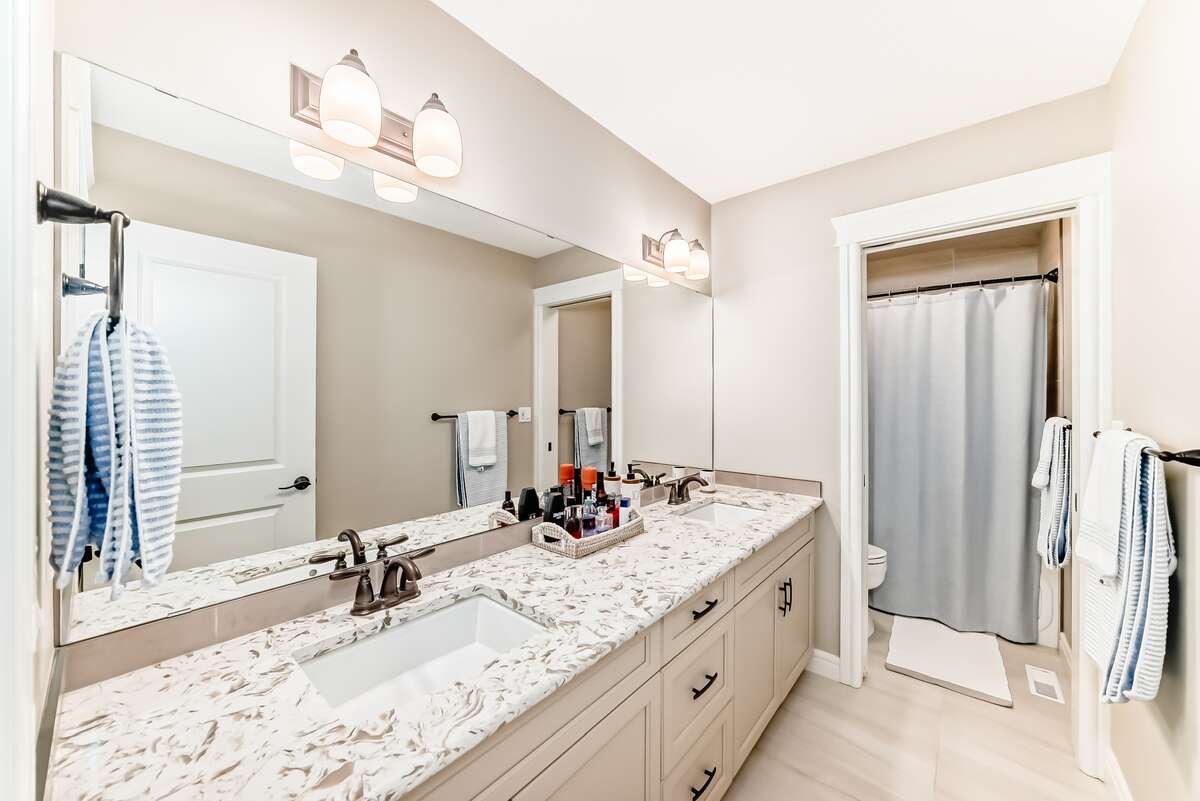 4 Bedroom 3.5 Bath, Walkout in Summerside Lake