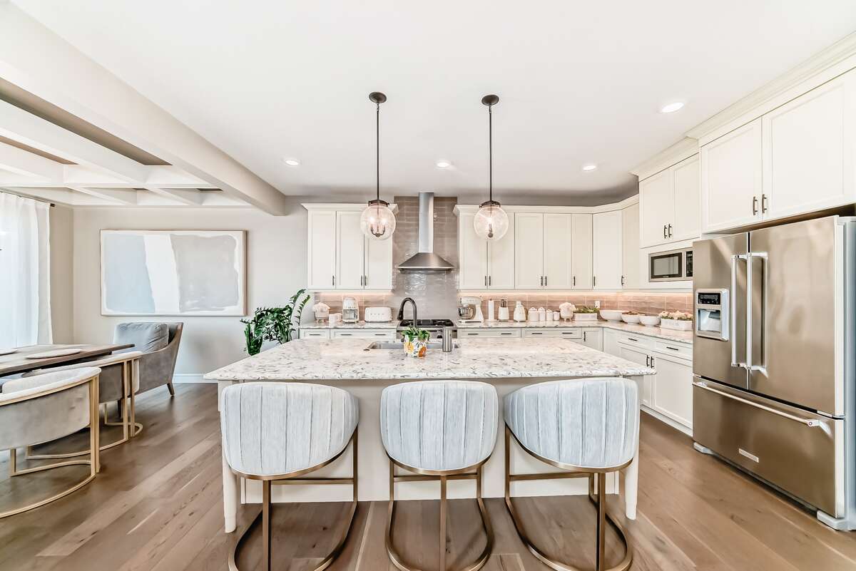 4 Bedroom 3.5 Bath, Walkout in Summerside Lake