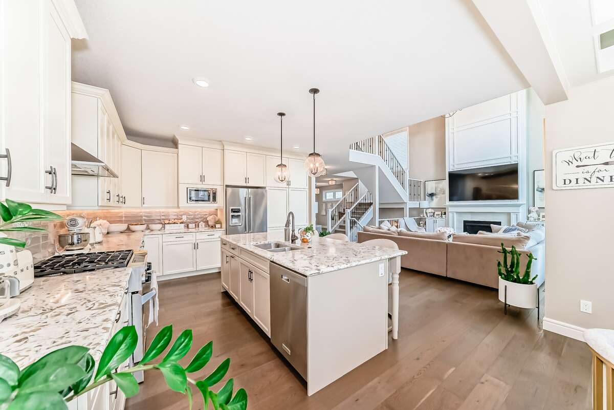 4 Bedroom 3.5 Bath, Walkout in Summerside Lake