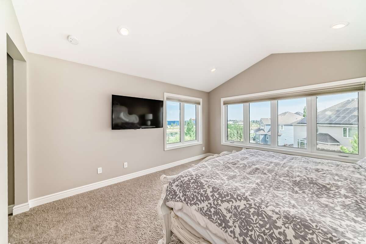 4 Bedroom 3.5 Bath, Walkout in Summerside Lake