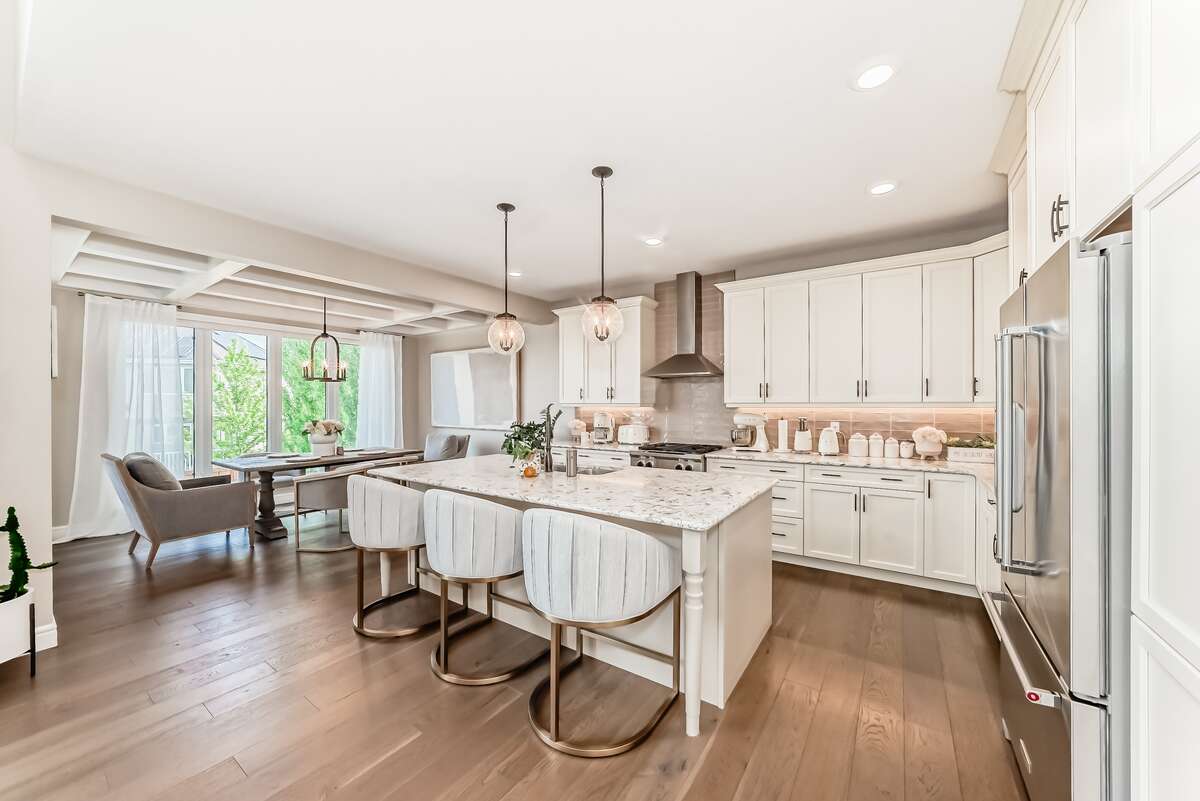 4 Bedroom 3.5 Bath, Walkout in Summerside Lake