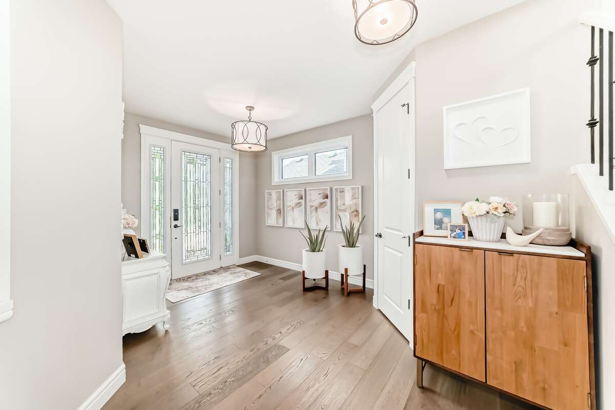 4 Bedroom 3.5 Bath, Walkout in Summerside Lake
