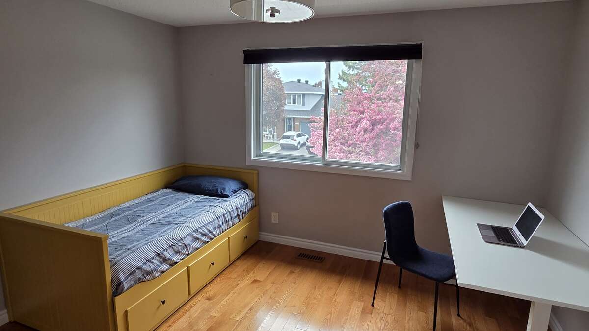Flexible bedroom suited as guest room or work-from-home space