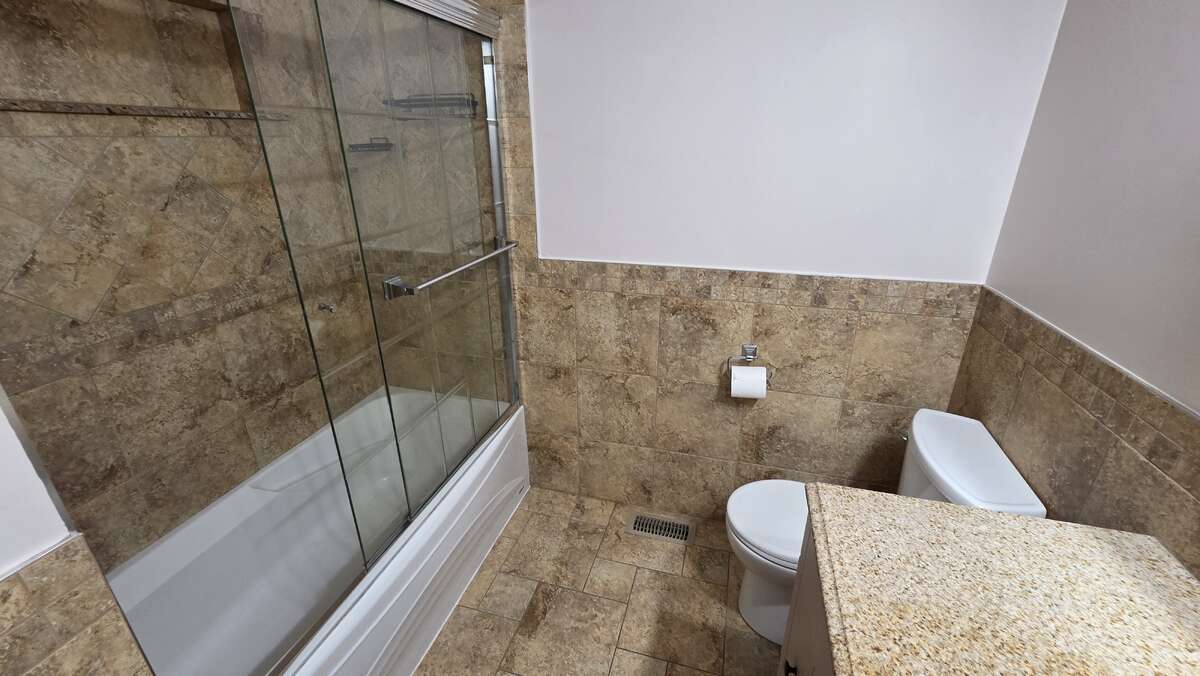 Full bath, tub/shower