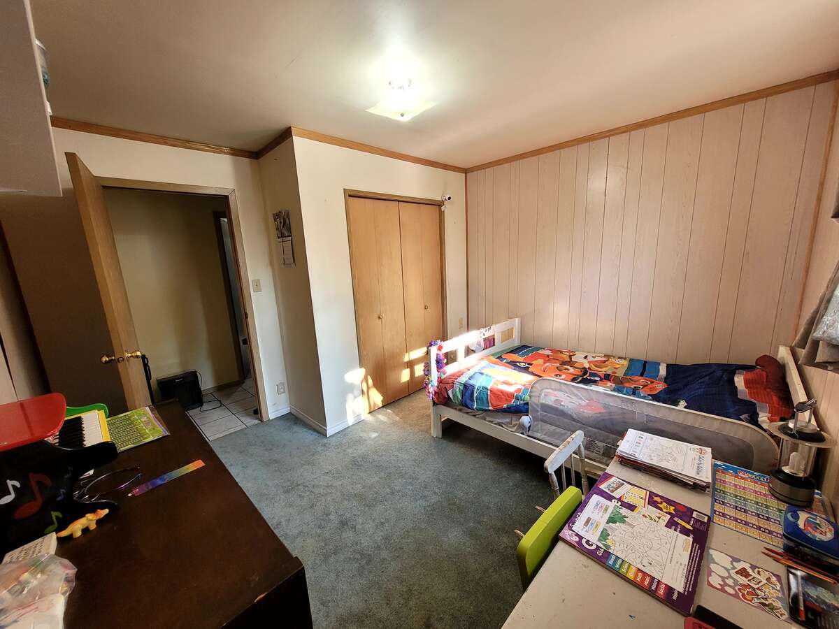 2 nd bedroom with closet, large room