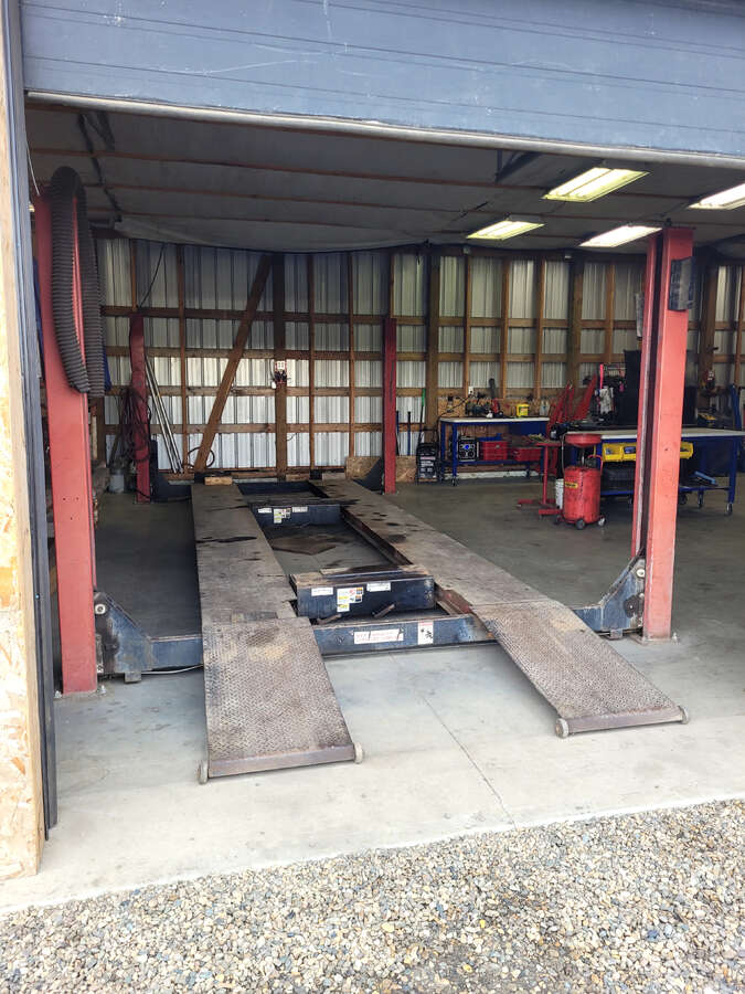 4 post 15K hoist middle Bay