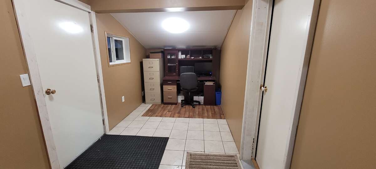 2 nd bedroom with closet, large room
