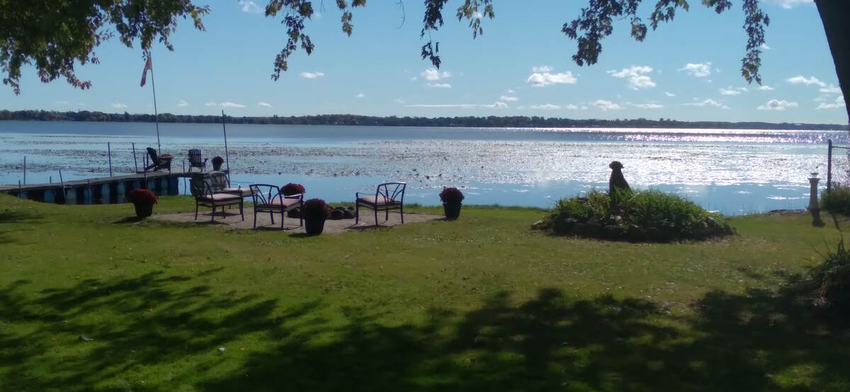 Waterfront Property / Acreage / Bungalow / Detached House / House For Sale in Little Britain, ON - 3+2 bed, 2 bath