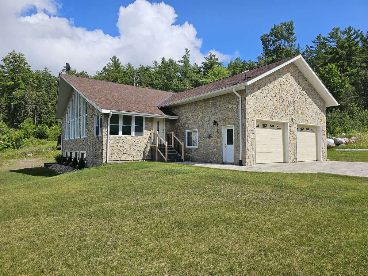 House / Waterfront Property For Sale in Rutherglen, ON - 2+1 bed, 3.5 bath
