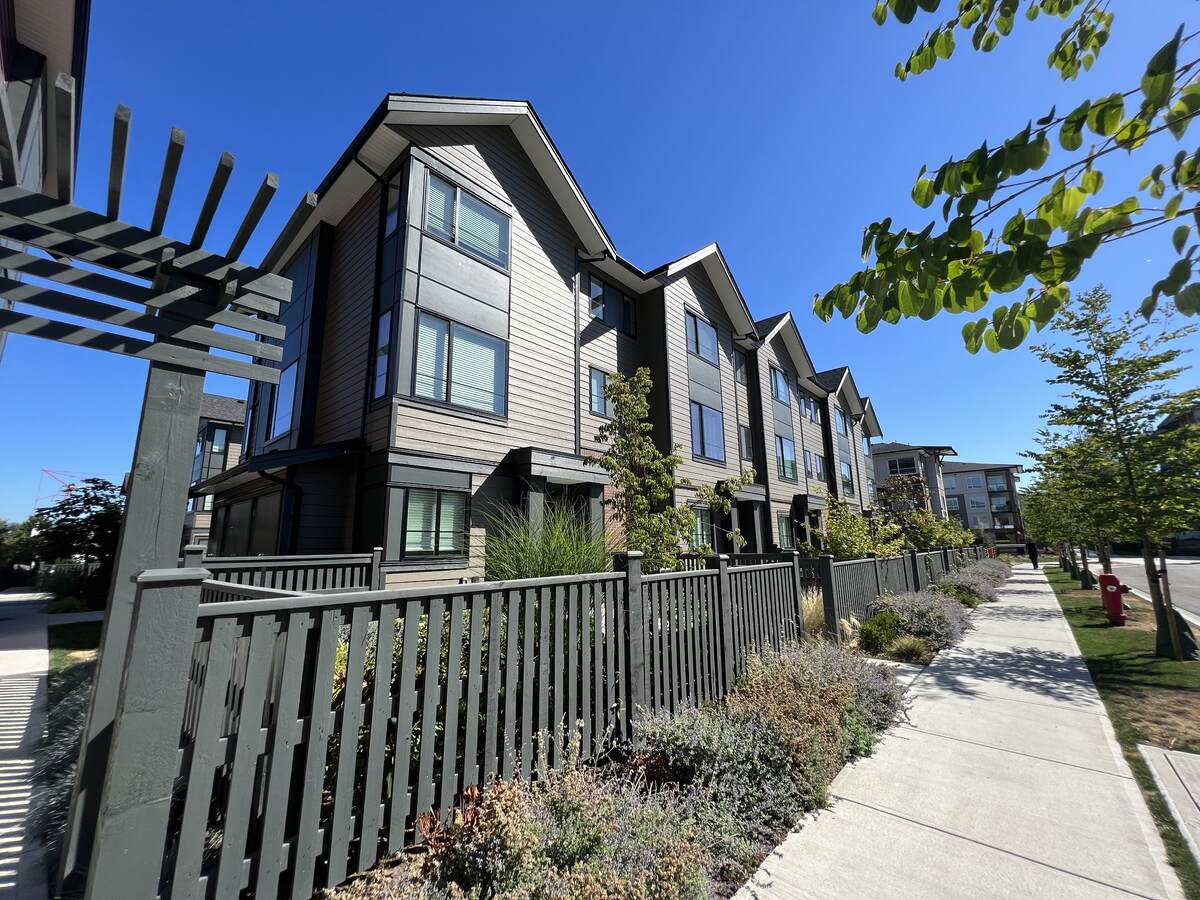 Townhouse For Sale in Langley, BC - 4 bed, 2.5 bath