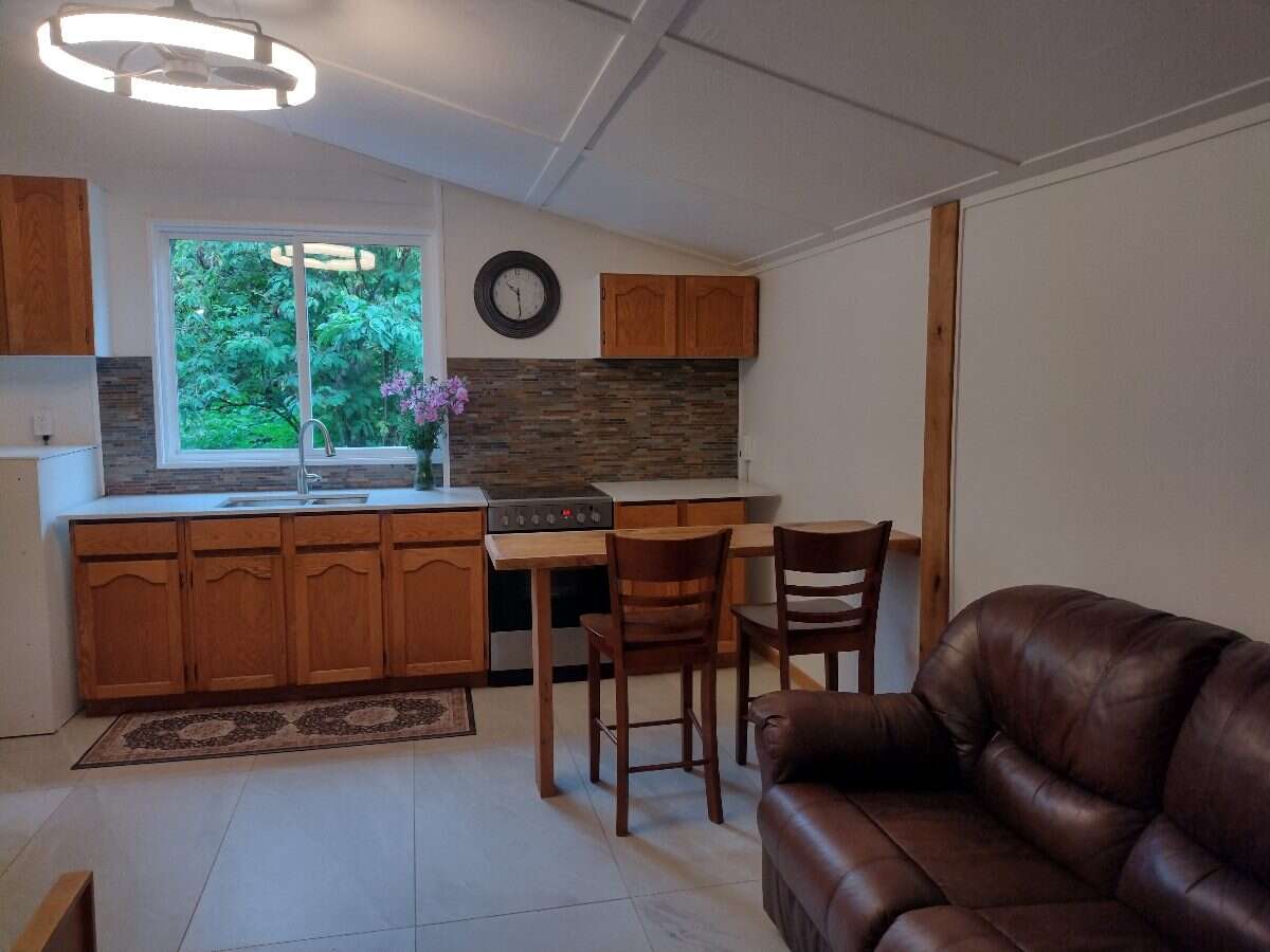 Bright Bachelor Cottage on a Quiet Dead End Street