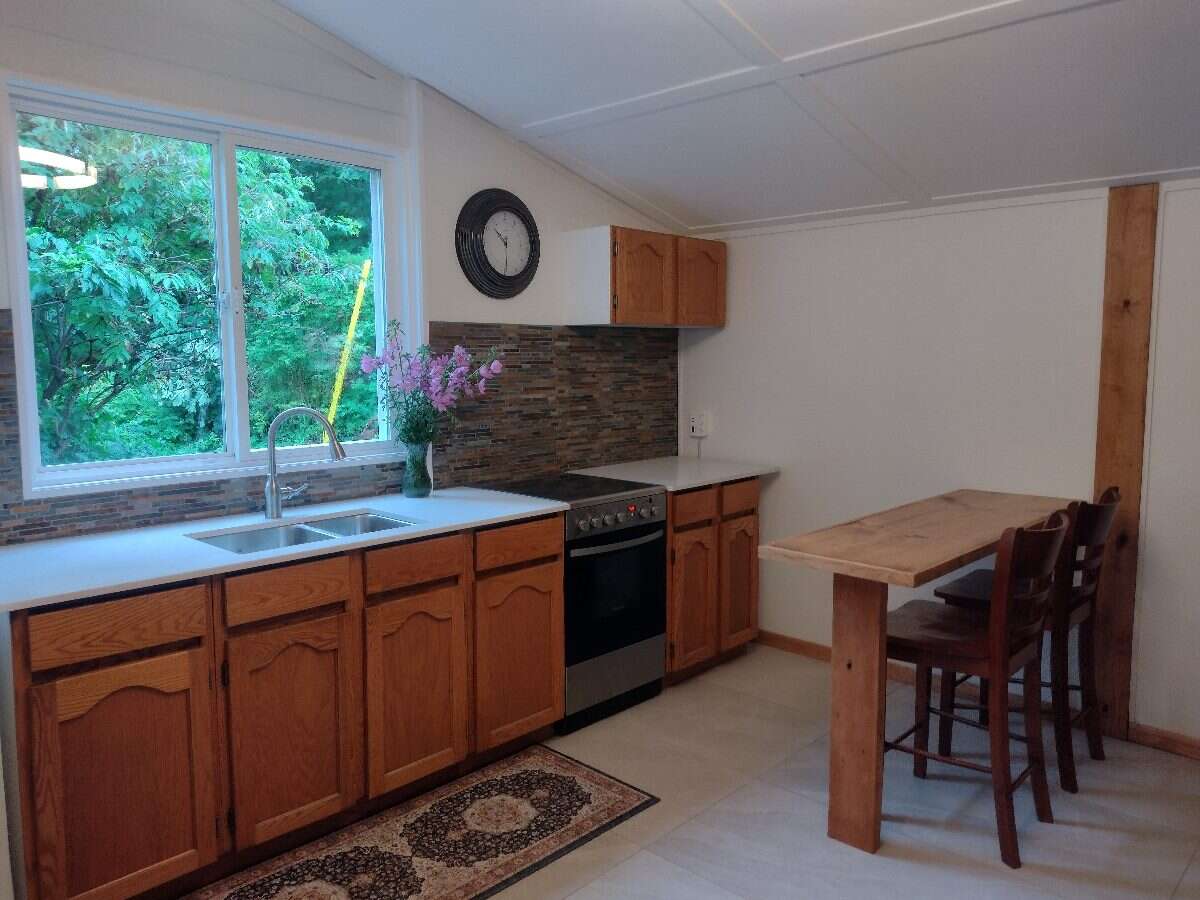 Bright Bachelor Cottage on a Quiet Dead End Street