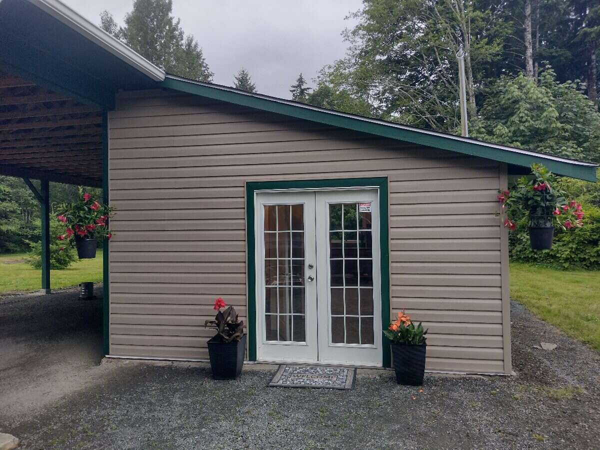 Bright Bachelor Cottage on a Quiet Dead End Street