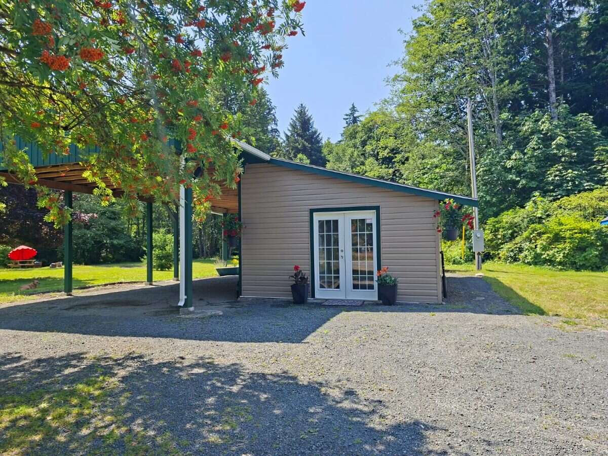 Bright Bachelor Cottage on a Quiet Dead End Street