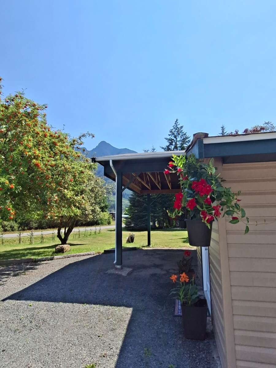 Bright Bachelor Cottage on a Quiet Dead End Street
