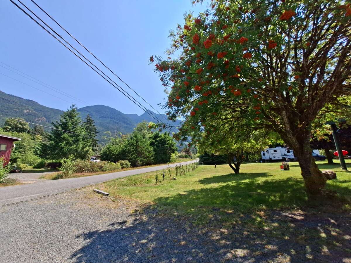 Bright Bachelor Cottage on a Quiet Dead End Street