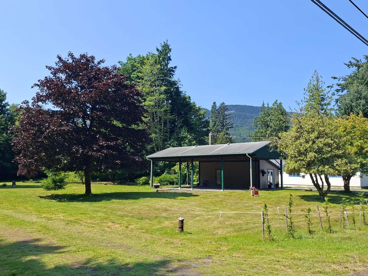 Bright Bachelor Cottage on a Quiet Dead End Street