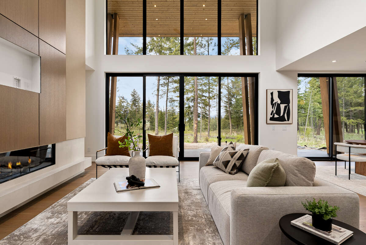 Soaring 20’ Ceilings. Unmatched Golf Views.