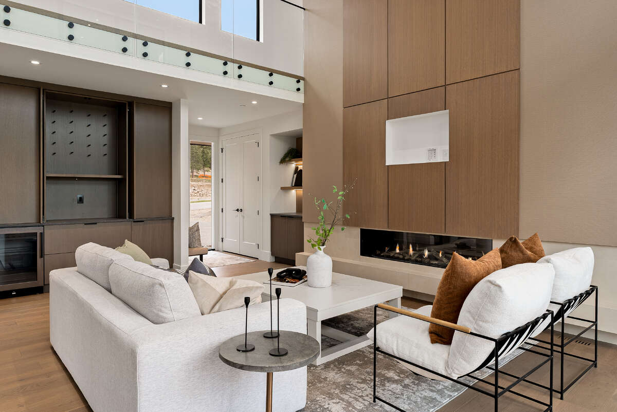 Soaring 20’ Ceilings. Unmatched Golf Views.