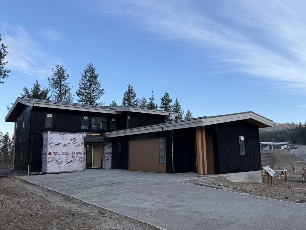 Soaring 20’ Ceilings. Unmatched Golf Views.