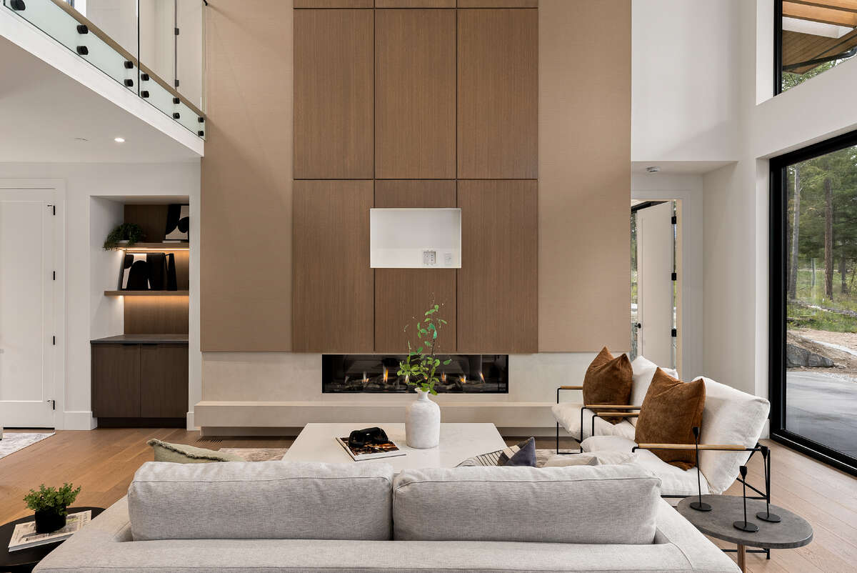 Soaring 20’ Ceilings. Unmatched Golf Views.