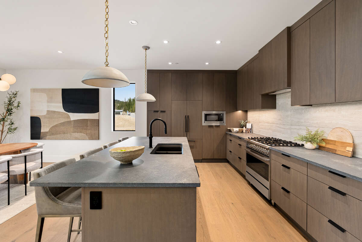 Soaring 20’ Ceilings. Unmatched Golf Views.